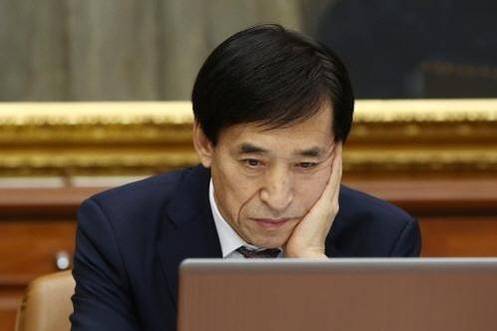 이주열 총재는 14일 금통위 정례회의 이후 가진 기자간담회에서 “성장률 전망치를 낮췄다고 해서 금리까지 내려야 하는 것은 아니다”라고 말했다./조선DB