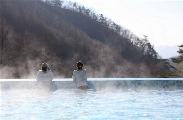 제천 리솜포레스트 ‘해브나인 힐링스파’의 야외 온수풀. 사진 이병학 선임기자