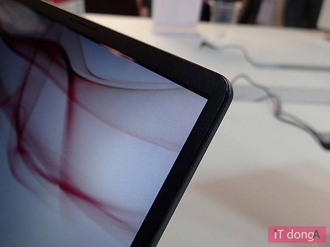 베젤을 줄여 화면 크기를 키웠다