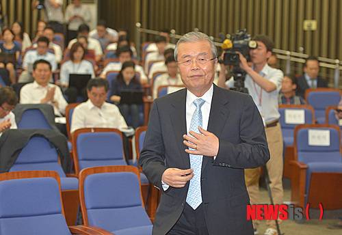 【서울=뉴시스】전진환 기자 = 27일 오후 새정치민주연합 의원 워크숍이 열린 서울 여의도 국회246호실에서 김종인 전 새누리당 국민행복추진위원장이 강연을 위해 발언대로 나오고 있다. 2014.06.27.   amin2@newsis.com