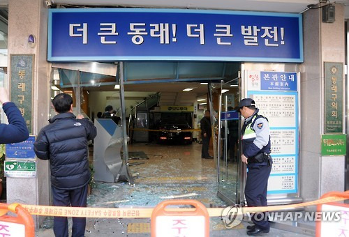 부산 동래구청 민원실에 승용차 돌진     (부산=연합뉴스) 14일 오후 1시 20분께 동래구청 1층 민원실에 박모(76)씨가 몰던 제네시스 차량이 돌진, 민원실 현관과 여행사 사무실 등이 파손됐다. 인명피해는 없었다. 경찰은 굉음과 함께 차량이 갑자기 움직였다는 목격자 진술 등을 참고로 급발진 여부 등 정확한 사고 경위를 조사하고 있다. 2016.1.14 <<부산 동래구>>     pitbull@yna.co.kr