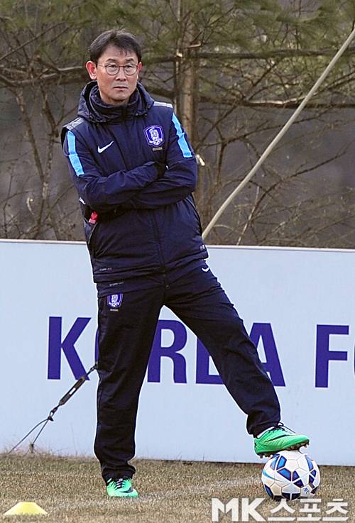 윤덕여 감독이 ‘중국 4개국 친선대회’ 대비 소집 첫날 훈련을 지켜보고 있다. 사진(파주 NFC)=김재현 기자