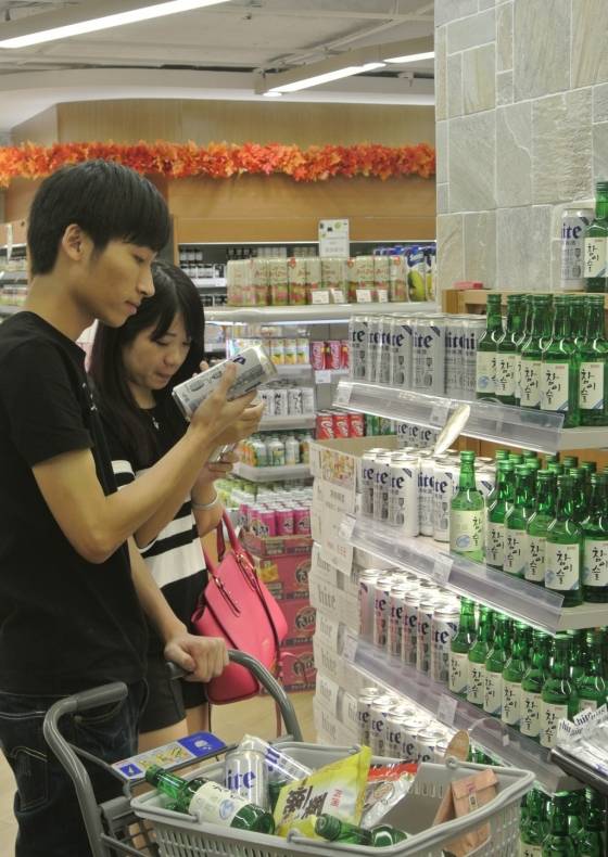 중국 상해 한 대형마트를 찾은 중국인 고객이 한국산 맥주를 고르고 있다. / 사진제공=하이트맥주