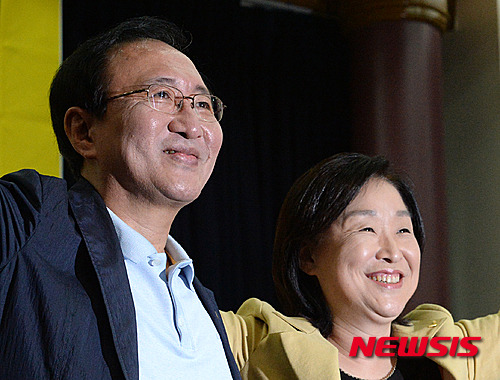 【서울=뉴시스】조수정 기자 = 정의당 심상정 신임 대표가 19일 오전 서울 여의도 국회 의원회관에서 열린 3기 지도부 선출보고대회에서 결선까지 함께한 노회찬 후보와 어깨동무 하고 있다.  2015.07.19.   chocrystal@newsis.com