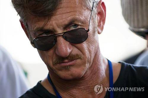 작년 10월 호아킨 구스만을 인터뷰한 미국 영화배우 숀 펜.(AFP=연합뉴스DB)