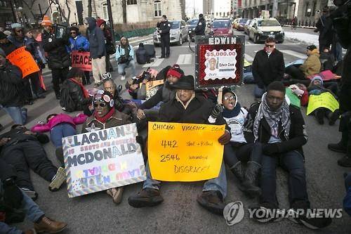 지난 1월 1일 미국 시카고에서 경찰의 총기사용 관행과 인종차별에 항의하는 시위를 벌인 사람들(AP=연합뉴스 자료사진)