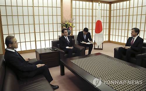 (도쿄 AP=연합뉴스) 기시다 후미오 일본 외무상(가운데), 임성남 외교부 제1차관(왼쪽), 안토니 블링큰 미국 국무부 부장관이 1월 15일 도쿄 외무성 청사에서 만나고 있다.      임 제1차관과 블링큰 부장관은 1월 16일 사이키 이키타카 일본 외무성 차관을 만나 최근 북한 핵실험에 대한 대응책을 논의했다     ciy@yna.co.kr