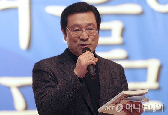 이용섭 전 의원이 10일 오후 광주 광산구 남부대학교 협동관에서 '벽오동은 겨울에도 푸르다' 북콘서트를 열고 발언하고 있다. 2016.1.10/뉴스1