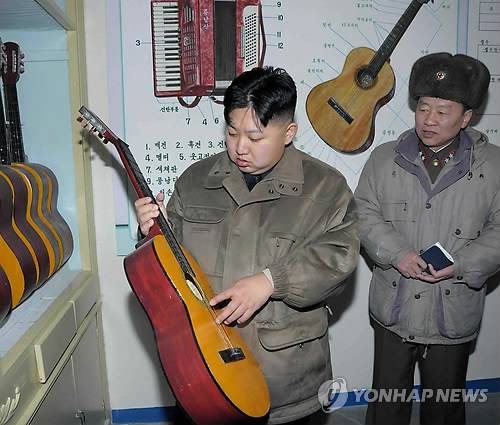기타 살펴보는 김정은     (평양 조선중앙통신=연합뉴스) 김정은 북한 당중앙군사위원회 부위원장이 조선인민군 제169군부대를 시찰하며 기타를 살펴보는 장면을 19일 조선중앙통신이 보도했다. 중앙통신은 정확한 시간과 장소는 밝히지 않았다. 2012.1.19     photo@yna.co.kr