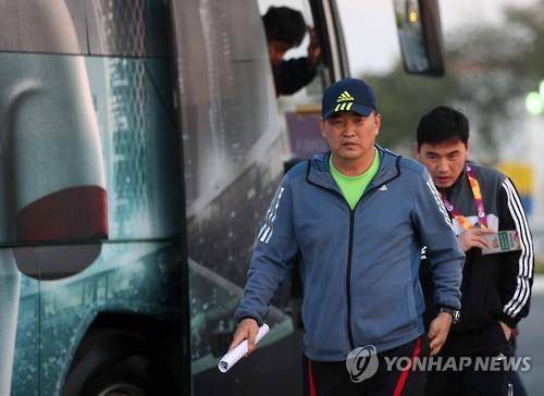 (도하=연합뉴스) 윤동진 기자 = 윤정수 북한 올림픽 축구 대표팀 감독이 14일 오후(현지시간) 카타르 도하 알 가라파 스타디움 연습 경기장에서 훈련을 하기 위해 차에서 내리고 있다. 2016.1.15 mon@yna.co.kr