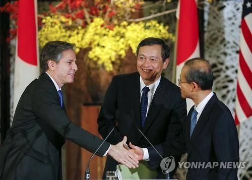 16일 기자회견후 악수하는 한미일 외교차관(AFP.연합뉴스)