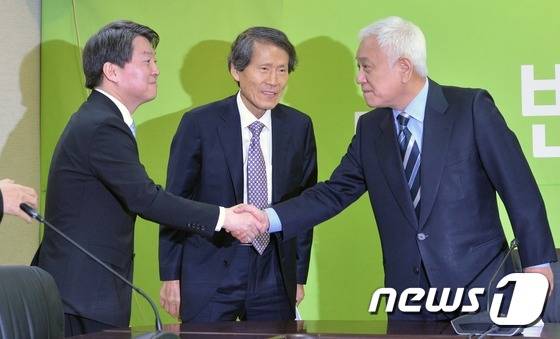 국민의당(가칭) 안철수 인재영입위원장, 한상진 창당준비위원장, 김한길 상임부위원장이 17일 서울 마포구 국민의당 당사에서 열린 기조회의에 참석하며 인사를 나누고 있다. 2016.1.17/뉴스1 © News1