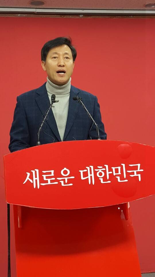 오세훈 전 서울시장이 17일 서울 여의도 새누리당 당사에서 20대 총선 서울 종로 지역 출마선언 기자회견을 가지고 있다. / 성기호 기자 kihoyeyo@