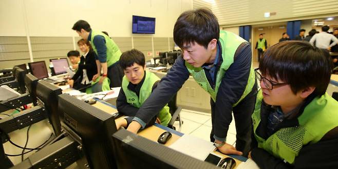 신고리 3호기가 처음으로 전기를 생산해 국가전력 계통에 보냈다. 현장 근무자들이 계통병입 상황을 실시간 체크하고 있다.