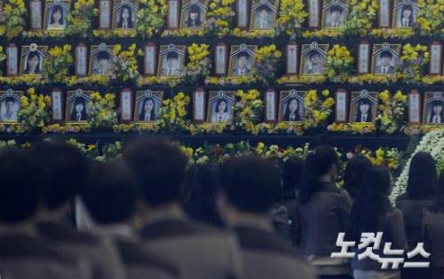 세월호 참사 1주기인 지난해 4월 16일 경기도 안산 화랑유원지에 마련된 세월호 희생자 정부 합동분향소에서 안산 단원고 학생들이 희생자들을 추모하고 있다. (사진=박종민 기자/노컷뉴스)