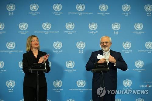 페데리카 모게리니 EU 외교안보고위대표(왼쪽)와 모하마드 자바드 자리프 이란 외무장관이 16일(현지시간) 오스트리아 빈에서 기자회견을 열어 이행일 개시를 선언하고 있다. (EAP=연합뉴스)