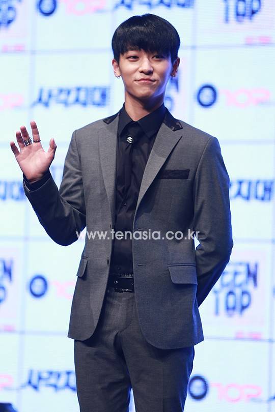 그룹 틴탑(캡,천지,엘조,니엘,리키,창조) 멤버 엘조가 18일 오전 서울 강남구 청담동 일지아트홀에서 진행된 미니앨범 ‘레드 포인트(RED POINT)’ 쇼케이스에 참석해 포토타임을 갖고 있다.