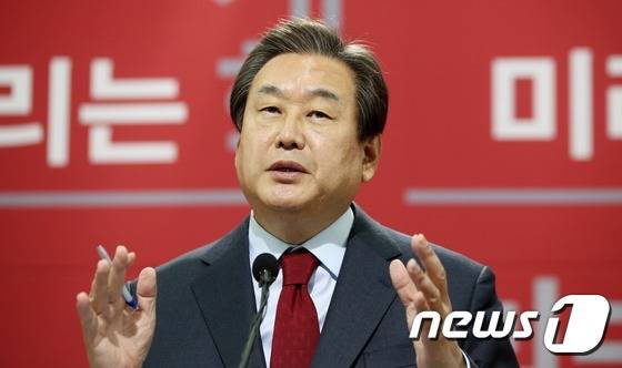 새누리당 김무성 대표가 18일 서울 여의도 국회 의원회관에서 열린 신년 기자회견에서 정국 현안에 대한 견해를 밝히고 있다. 2016.1.18/뉴스1 © News1 오대일 기자