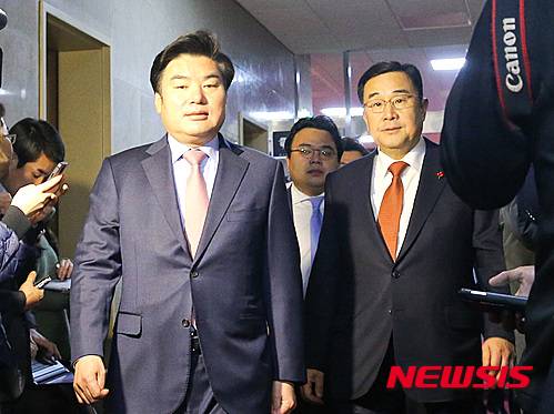 【서울=뉴시스】이종철 기자 = 18일 오후 서울 여의도 국회에서 국회의장 주재로 선거구 획정 및 쟁점 법안 논의를 위해 진행된 여야 원내지도부 회동에 원유철(왼쪽) 새누리당 원내대표와 김정훈 정책위의장이 의장 집무실로 향하고 있다. 이날 회동은 여당이 운영위원회 전체회의를 단독 소집해 '심사기일 지정' 요건(직권상정요건)을 완화하는 내용의 국회법 개정안을 처리한 것에 대해 야당이 반발해 불참해 비공개로 진행됐다. 2016.01.18.   photo@newsis.com