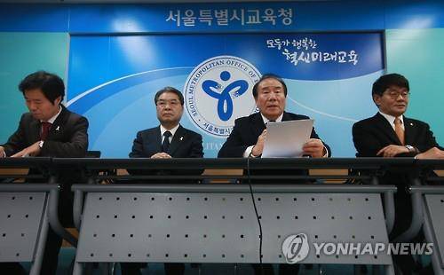 전국시도교육감협의회 누리 과정 예산 관련 입장 발표 (서울=연합뉴스) 박동주 기자 = 6일 오후 서울시교육청에서 열린 전국시도교육감협의회 누리 과정 예산 관련 입장 발표 기자회견에서 장휘국 광주시교육감이 기자회견문을 낭독하고 있다. 2016.1.6 pdj6635@yna.co.kr (끝)