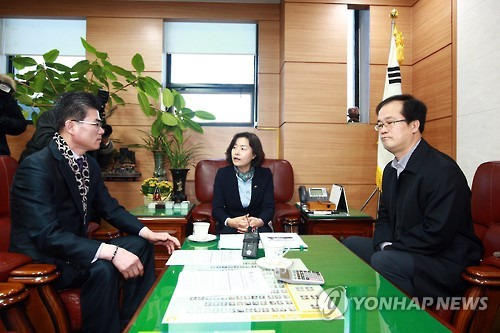 김유임 경기도의장직대, 여야 대표와 3자회동     (수원=연합뉴스) 최찬흥 기자 = 경기도의회 김유임(더불어민주당·가운데) 부의장이 집무실에서 준예산사태 종식과 관련해 더불어민주당 김현삼 대표(오른쪽), 새누리당 윤태길 대표와 3자 회동을 하고 있다. 2016.1.18  << 경기도의회 제공 >>     chan@yna.co.kr