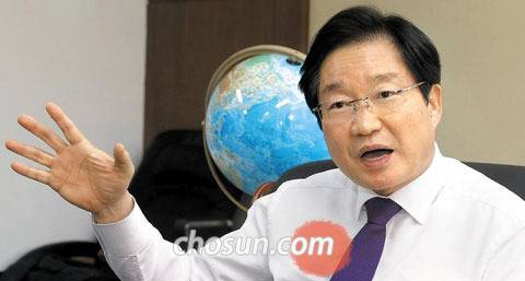 김영석 해양수산부 장관은 15일 본지와의 인터뷰에서“해양 레저 산업 육성, 수산업 수출 등을 통해 해양수산업이 국내총생산(GDP)에서 차지하는 비율을 현 6% 수준에서 10%로 늘리겠다”고 했다. /이진한 기자
