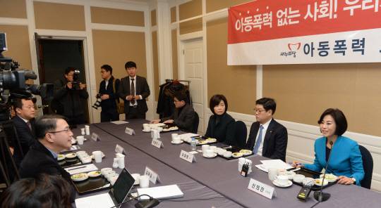 “개선책 마련” : 새누리당 아동폭력조사위원장을 맡고 있는 신의진(오른쪽) 의원이 19일 오전 국회에서 열린 위원회 1차 전체회의에서 인사말을 하고 있다. 김선규 기자 ufokim@