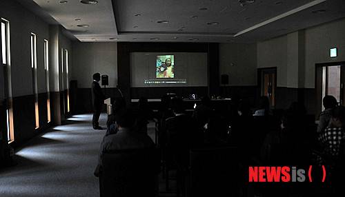 【울산=뉴시스】안정섭 기자 = 부산고법이 16일 '울산 계모' 박모(41·여)씨에게 살인죄를 적용해 징역 18년형을 선고한 가운데, 이날 오후 울산하늘공원 영결식장에서 전국 아동학대 피해 유가족 등 20여명이 모여 故 이서현양을 위한 추모식을 열었다. 이양의 생전 모습이 담긴 추모영상이 상영되고 있다. 2014.10.16. yohan@newsis.com