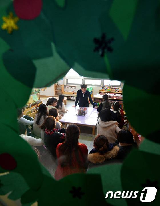 20일 오후 경기도 수원시의 한 유치원에서 선생님들이 누리과정에 대한 회의를 진행하고 있다. 어린이집은 학부모가 매월 14일께 신용카드로 누리과정 비용을 결제하면 그 다음달 20일 이후 해당 카드사에 지급되는 방식이어서 1월분이 실제 정산되기까지 앞으로 약 한 달이라는 시간적 여유가 있다. 하지만 사립 유치원들은 오늘부터 교사 인건비와 차량운행비, 체험학습비, 필요경비 등을 지출하지 못하는 처지에 놓이게 됐다. 2016.1.21/뉴스1 © News1 이재명 기자