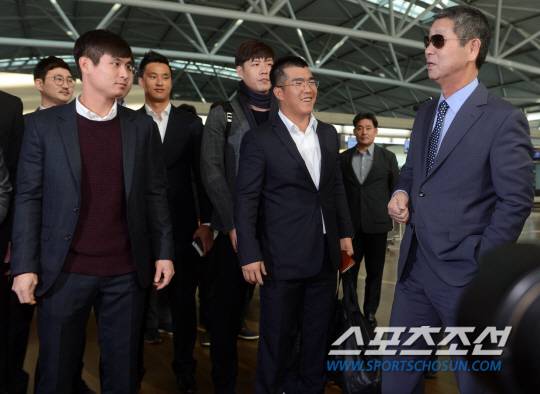 [포토] 캡틴 정근우, 김성근 감독 카리스마에 미소가 절로~