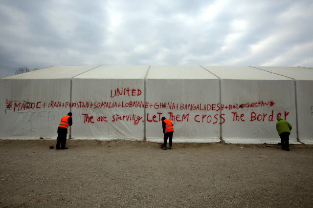 2015년 12월11일 그리스 북부 국경지대 이도메니의 난민캠프 천막에 쓰여 있는 문구. “모로코, 이란, 파키스탄, 소말리아… 그들이 국경을 통과할 수 있게 하라.”