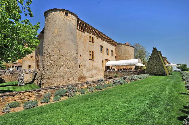 샤토 바뇰의 정원과 정문.