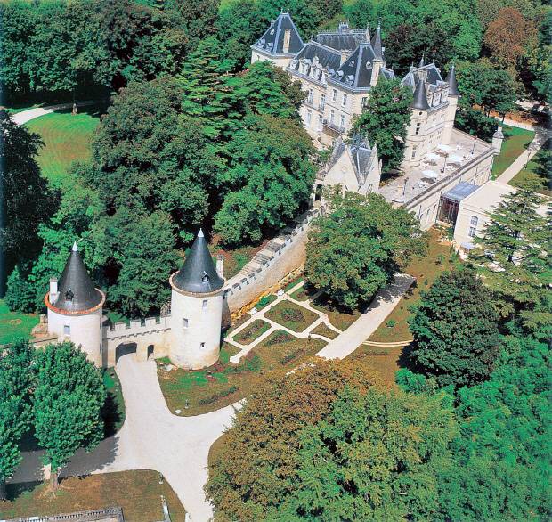 숲 속에 자리잡은 15세기 고성 미랭보 전경.