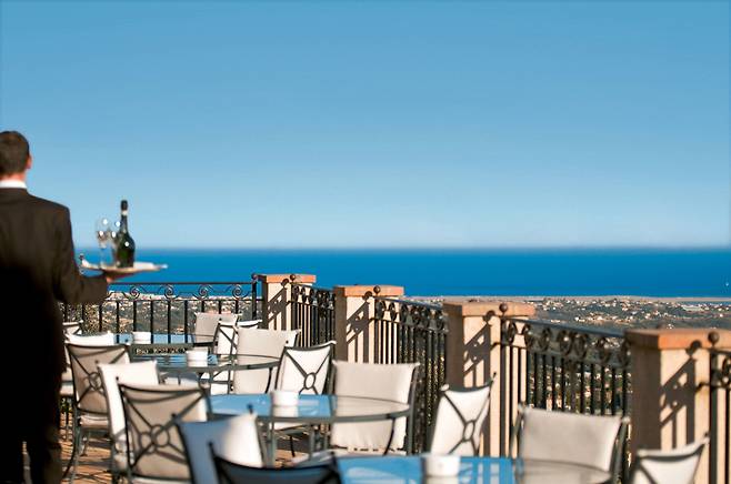 코트다쥬르 해안의 절경과 함께하는 생마르땡 레스토랑.