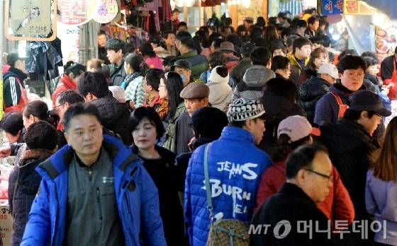 지난해 설 명절을 앞두고 한 전통시장에 시민들이 물건을 살펴보고 있다. /사진제공=뉴스1