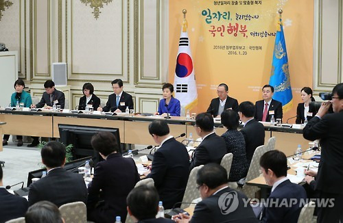 정부 3번째 업무보고     (서울=연합뉴스) 백승렬 기자 = 박근혜 대통령이 20일 오전 청와대에서 열린 2016년 3번째 업무보고에서 모두발언하고 있다.      이날 교육부와 고용노동부, 보건복지부, 여성가족부 등 4개 부처가 협업으로 청년 일자리 창출 및 맞춤형 복지란 주제로 업무보고를 했다.      srbaek@yna.co.kr