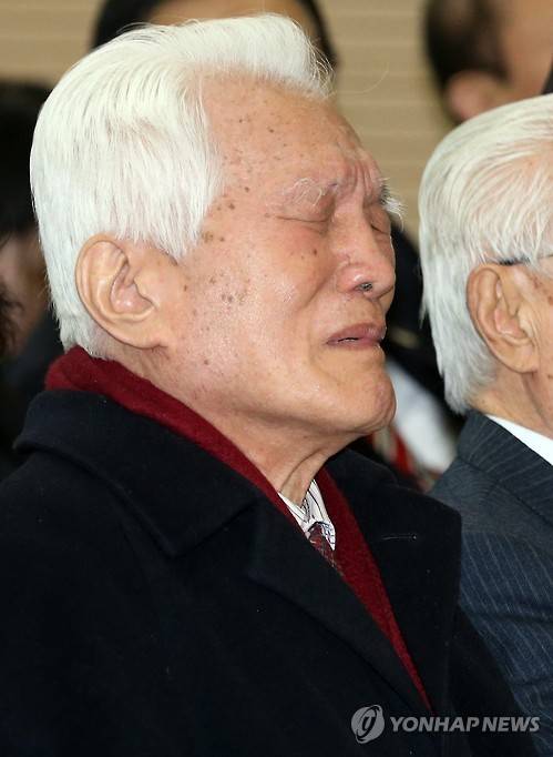 북받치는 감정의 최형우 전 장관     (서울=연합뉴스) 김주형 기자 = 20일 오전 서울 동작구 상도동 김영삼기념도서관에서 열린 '2016 민주동지회 신년인사회'에 참석한 최형우 전 장관이 고 김영삼 전 대통령의 이야기가 나오자 북받쳐 오르는 감정을 애써 참고 있다.