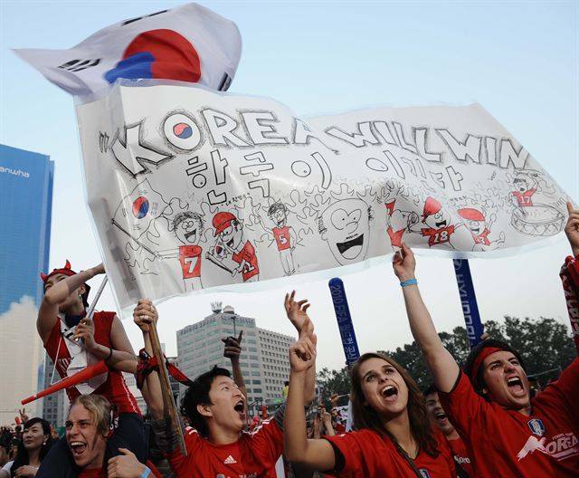 2010남아공월드컵 한국과 나이지리아 경기가 열리는 동안 광화문 광장에 모인 붉은악마들이 대한민국 선수들의 선전을 기원하며 응원을 하고 있다. 한국일보 자료사진