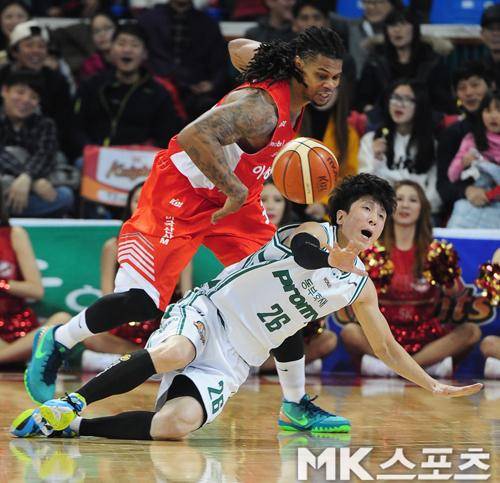 박지현이 21일 잠실학생체육관에서 열린 서울 SK와의 경기 도중 넘어졌다. 사진(잠실)=김재현 기자