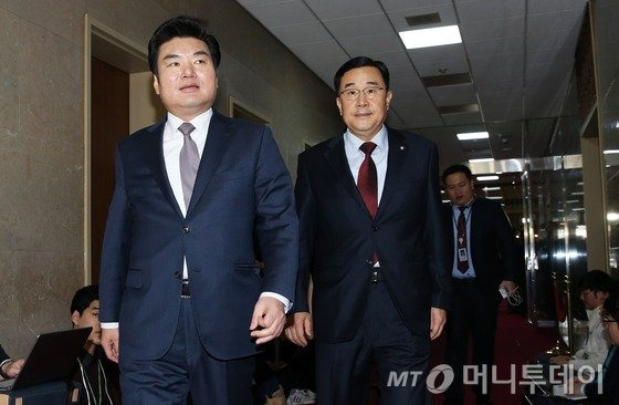 새누리당 원유철 원내대표와 김정훈 정책위의장이 21일 서울 여의도 국회에서 국회선진화법 처리 본회의 개최를 촉구하기 위해 정의화 국회의장 집무실로 들어서고 있다. 2016.1.21/사진=뉴스1