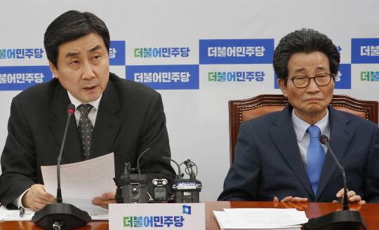 모두발언 : 이종걸(왼쪽) 더불어민주당 원내대표가 21일 오전 국회에서 열린 정책조정회의에서 이목희 정책위의장이 지켜보는 가운데 모두발언을 하고 있다. 연합뉴스