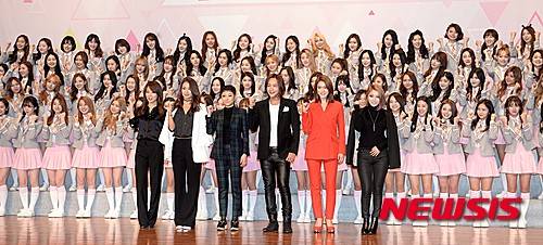 【서울=뉴시스】고범준 기자 = 21일 오후 서울 영등포구 63시티 그랜드볼룸에서 열린 Mnet '프로듀스 101' 제작발표회에서 (앞줄 왼쪽부터)보컬 트레이너로는 김성은, 안무가 배윤정, 가수 치타, 배우 장근석, 가수 가희, 걸그룹 브라운아이드걸스 제아가 포즈를 취하고 있다. 2016.01.21.   bjko@newsis.com