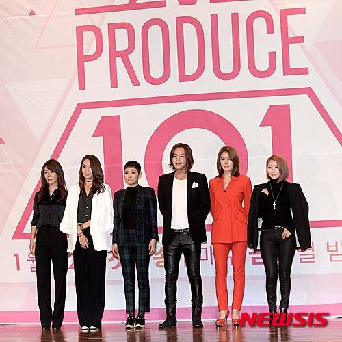 【서울=뉴시스】고범준 기자 = 21일 오후 서울 영등포구 63시티 그랜드볼룸에서 열린 Mnet '프로듀스 101' 제작발표회에서 (왼쪽부터)보컬 트레이너로는 김성은, 안무가 배윤정, 가수 치타, 배우 장근석, 가수 가희, 걸그룹 브라운아이드걸스 제아가 포즈를 취하고 있다. 2016.01.21.   bjko@newsis.com