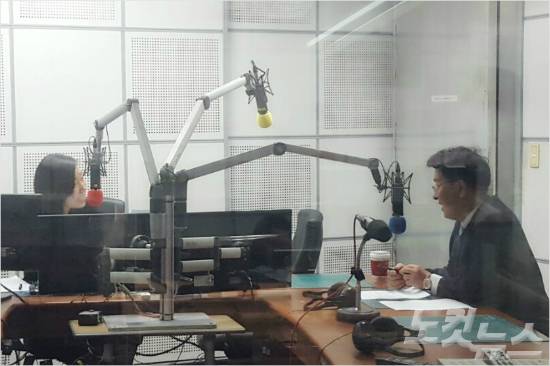 <김현정의 뉴스쇼> 생방송 현장, 김현정 앵커(좌), 이철희 소장