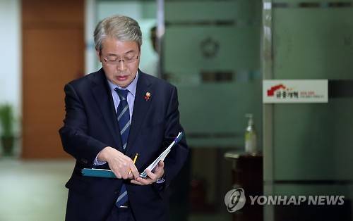 심각한 표정의 임종룡 금융위원장     (서울=연합뉴스) 신준희 기자 = 임종룡 금융위원장이 21일 오후 서울 중구 금융위 회의실에서 열리는 금융시장 전문가와의 간담회에 참석하기 위해 걸어오며 서류를 살피고 있다.