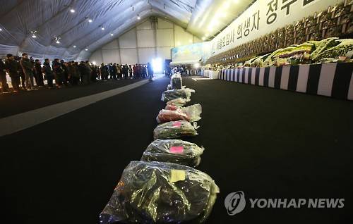 추모의 시간 갖는 세월호 유가족과 시민들     (안산=연합뉴스) 홍기원 기자 = 세월호 참사 발생 646일째인 21일 오후 경기도 안산시 세월호 희생자 정부합동분향소에서 416가족협의회 가족들과 시민들이 전남 진도군에서 보관중이던 세월호 유품·유류품들을 옮긴 후 추모의 시간을 갖고 있다.