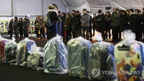 안산으로 돌아온 세월호 유품     (안산=연합뉴스) 홍기원 기자 = 세월호 참사 발생 646일째인 21일 오후 경기도 안산시 세월호 희생자 정부합동분향소에서 416가족협의회 가족들과 시민들이 전남 진도군에서 보관중이던 세월호 유품·유류품들을 옮긴 후 한 참가자가 발언을 하고 있다.