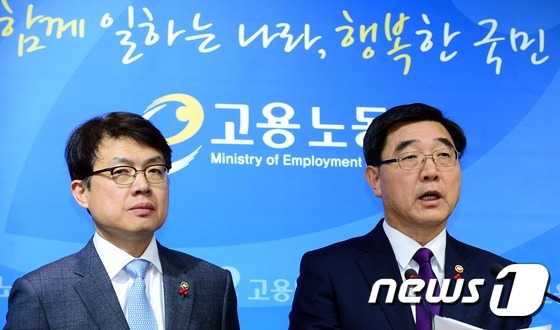 이기권 고용노동부 장관(오른쪽)이 22일 정부세종청사 3공용브리핑실에서 노동개혁 실천을 위한 공정인사·취업규칙 지침 발표를 하고 있다. © News1