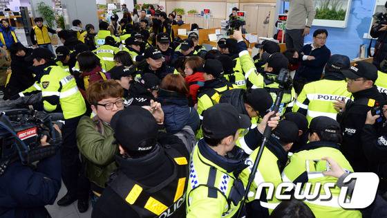 경찰이 22일 오후 서울 중구 장교동 서울지방고용노동청을 점거한 알바노조 회원들을 연행하려하자 알바노조 회원들이 이에 저항하고 있다. 알바노조 회원들은 이날 오후 서울지방고용노동청 민원실을 점거한 후 근로감독관의 알바노동자들에 대한 태도 개선을 촉구했다. 2016.1.22/뉴스1 © News1 최현규