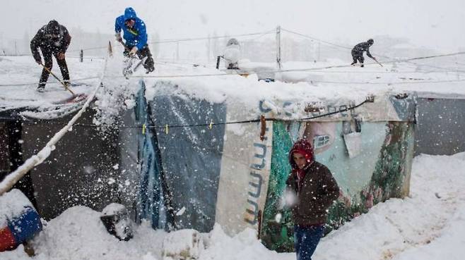 눈이 내린 지난 8일 레바논 베카 계곡 난민캠프 [AP=뉴시스]